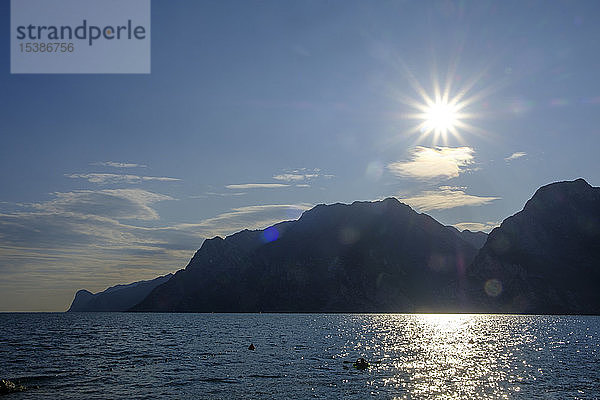 Italien  Trentino  Torbole  Sonnenschein über dem Gardasee
