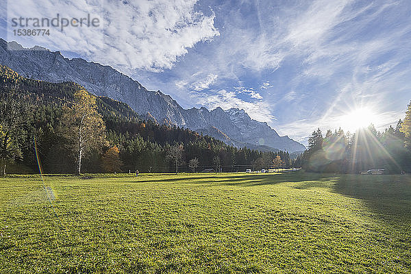 Deutschland  Garmisch-Partenkirchen  Grainau  Wettersteingebirge mit Waxenstein im Herbst