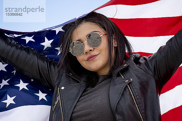 Junge Frau mit amerikanischer Flagge