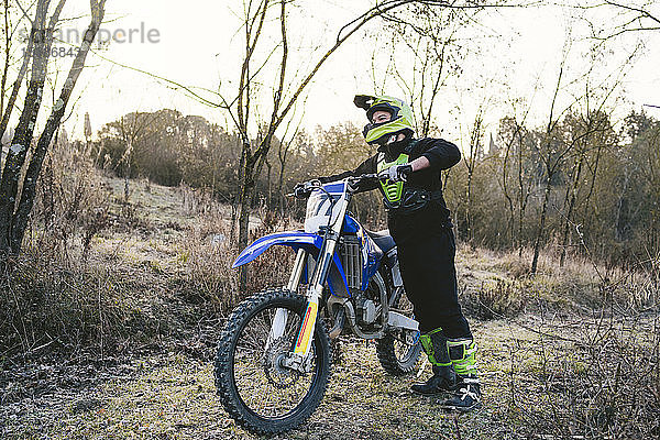 Motocross-Fahrer auf der Rennstrecke stehend