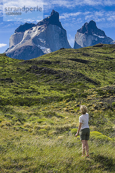 Chile  Patagonien  Frau auf dem Medow im Nationalpark Torres del Paine