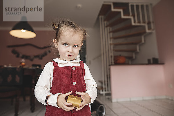 Porträt eines kleinen Mädchens  das zu Hause ein Kleid trägt