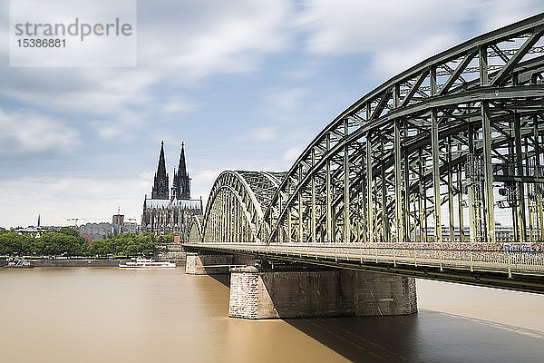 Deutschland  Köln  Blick auf den Kölner Dom mit der Hohenzollernbrücke und dem Rhein im Vordergrund