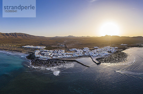 Spanien  Kanarische Inseln  Lanzarote  Caleta de Famara  Sonnenuntergang  Luftaufnahme