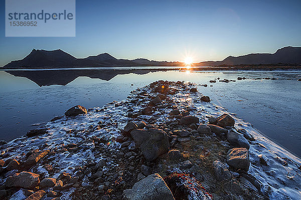 Norwegen  Lofoten  Wasserrand bei Sonnenuntergang