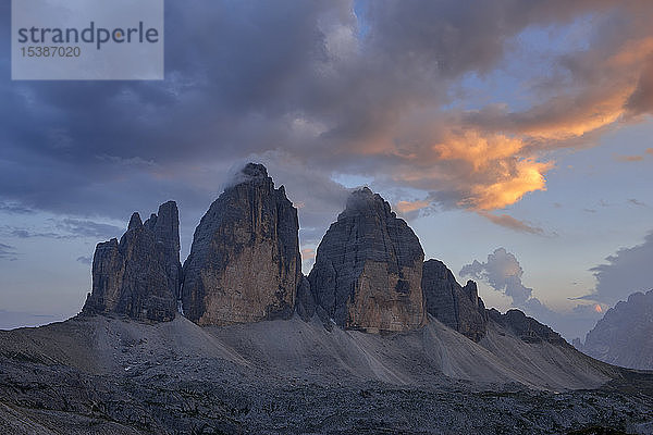 Italien  Sextner Dolomiten  Drei Zinnen bei Sonnenuntergang  Naturpark Drei Zinnen  Unesco-Weltnaturerbe