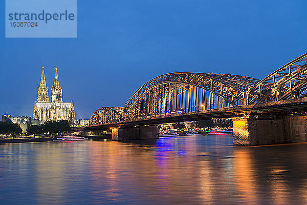 Deutschland  Köln  Blick auf den Kölner Dom mit der Hohenzollernbrücke und dem Rhein im Vordergrund