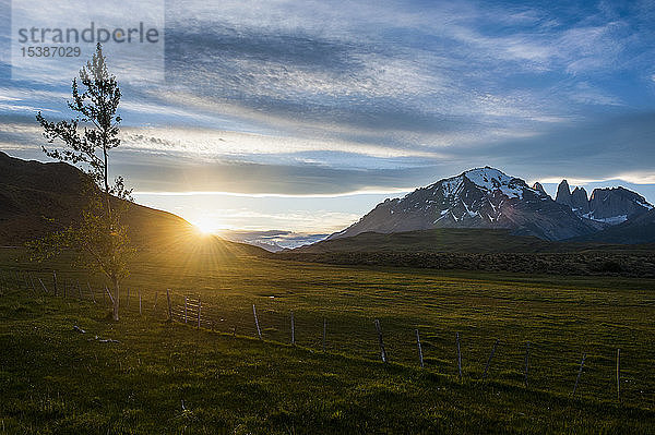 Chile  Patagonien  Nationalpark Torres del Paine  Sonnenuntergang in Berglandschaft