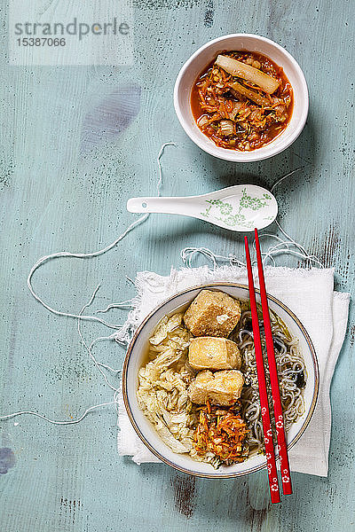 Asiatische Nudelsuppe mit Kohl  Tofu  Shirataki-Nudeln und hausgemachtem Kimchi