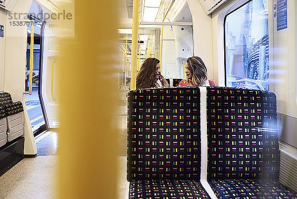 UK  London  zwei Frauen unterhalten sich in der U-Bahn