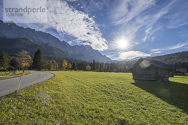 Deutschland  Bayern  Garmisch-Partenkirchen  Grainau  Wettersteingebirge mit Waxenstein im Herbst
