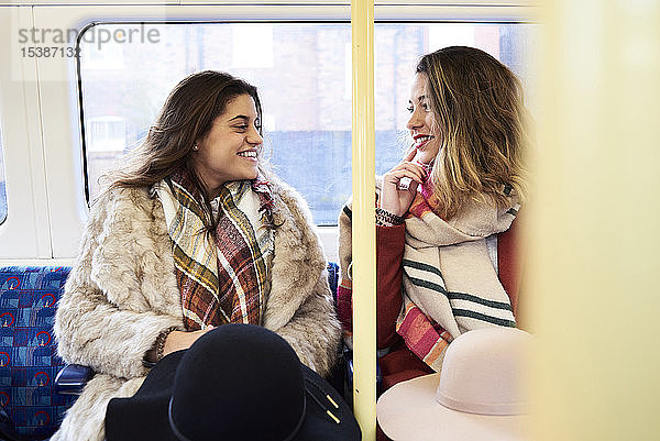 Großbritannien  London  zwei glückliche Frauen in der U-Bahn