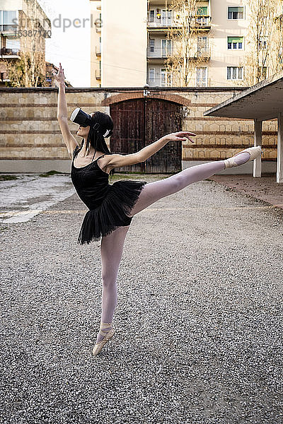 Italien  Verona  Ballerina tanzt in der Stadt mit VR-Brille