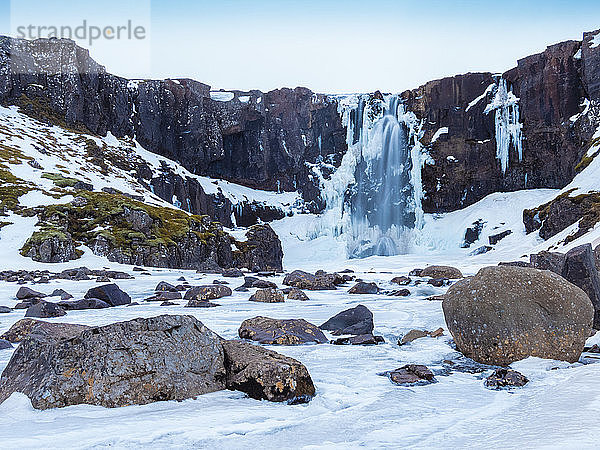 Island  Gufufoss-Wasserfall im Winter vor Sonnenaufgang gefroren