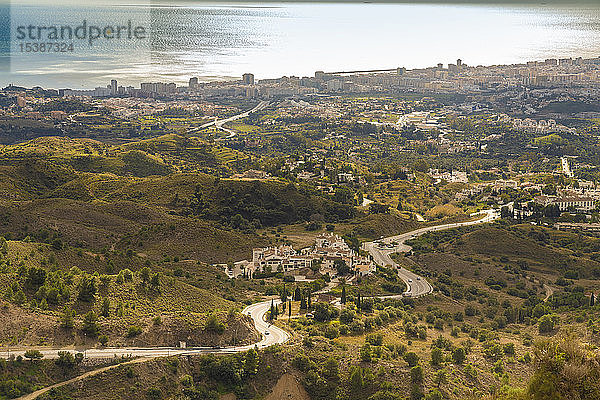 Spanien  Blick von der weißen Stadt Mijas auf die Umgebung