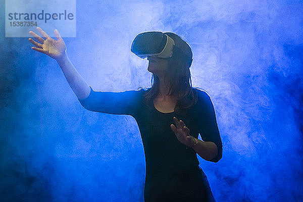 Frau mit Virtual-Reality-Brille im Nebel