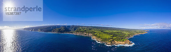 USA  Hawaii  Big Island  Pazifischer Ozean  Aussichtspunkt im Pololu-Tal  Kohala-Waldreservat  Akoakoa-Punkt  Luftaufnahme
