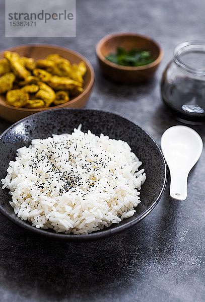 Reis mit Hühnercurry und Brokkoli