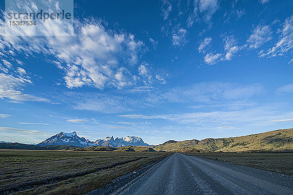 Chile  Patagonien  Gerade Straße  die durch den Nationalpark Torres del Paine führt