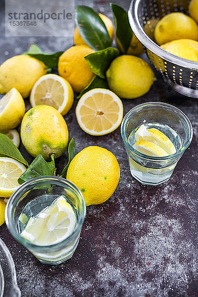 Gläser mit hausgemachter Limonade