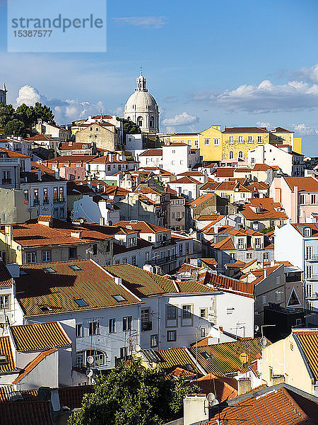 Portugal  Lissabon  Alfama  Blick vom Miradouro de Santa Luzia über den Bezirk  im Hintergrund das Nationale Pantheon