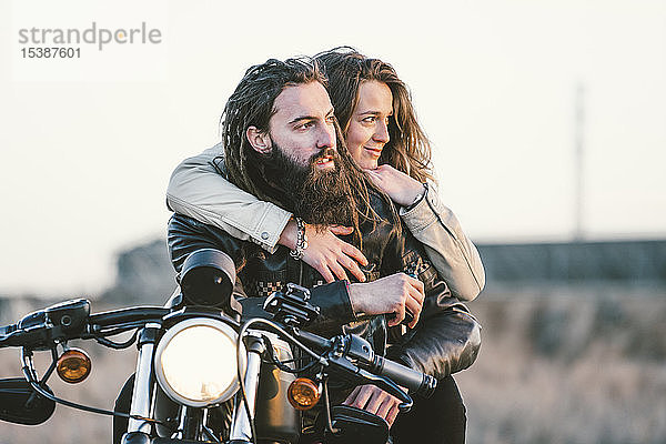 Porträt eines Paares auf Motorrad mit Blick auf die Entfernung