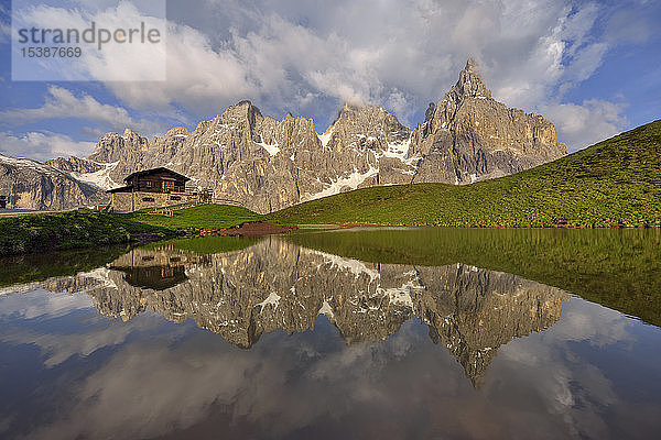 Italien  Trentino  Dolomiten  Passo Rolle  Pale di San Martino-Gebirge  Cimon della Pala mit Baita Segantini  die sich abends in einem kleinen See spiegelt