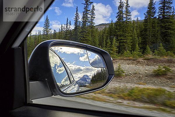 Kanada  Alberta  Jasper-Nationalpark  Banff-Nationalpark  Icefields Parkway  Landschaft durch Autofenster gesehen
