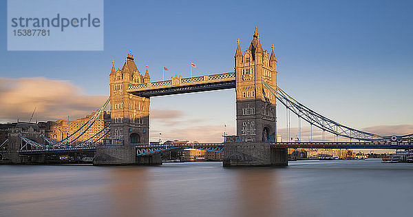 Großbritannien  London  Tower Bridge in der Abendsonne