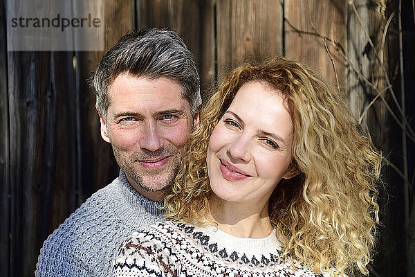 Deutschland  Bayern  Porträt eines glücklichen Paares