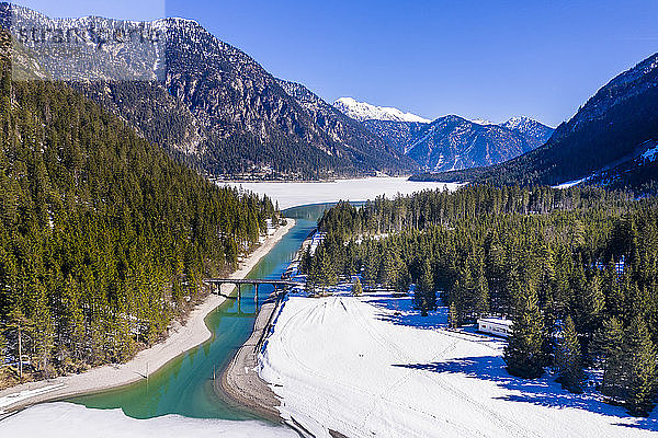Österreich  Tirol  Ammergauer Alpen  Heiterwanger See im Winter  Luftaufnahme