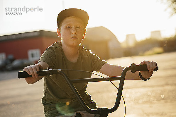 Porträt eines ernsthaften Jungen mit bmx-Fahrrad