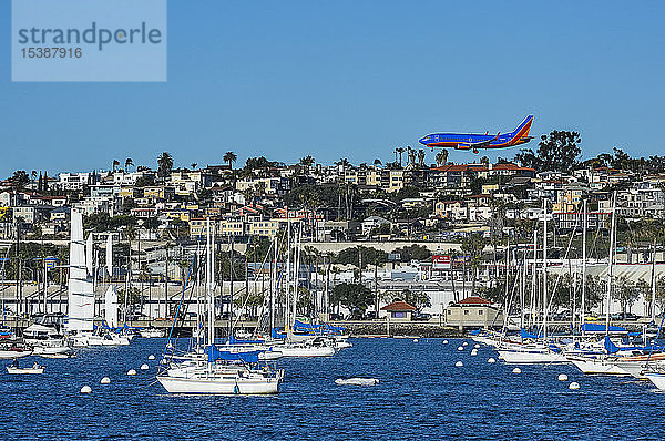 USA  Kalifornien  San Diego  Flugzeug und Segelboote