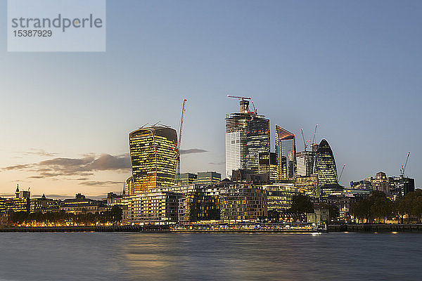 Großbritannien  London  City of London  Themse  Skyline mit modernen Bürogebäuden bei Sonnenuntergang