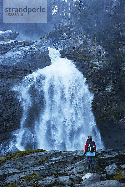 Österreich  Nationalpark Hohe Tauern  Seniorin an den Krimmler Wasserfällen