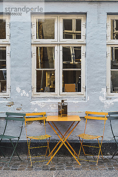 Dänemark  Kopenhagen  Tische vor einem Straßencafé