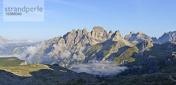 Italien  Dolomiten  Provinz Bozen  die Berge Schwalbenkofel  Grosser Rautkofel  Schwabenalpenkopf  Birkenkofel  Hochebenkofel am frühen Morgen