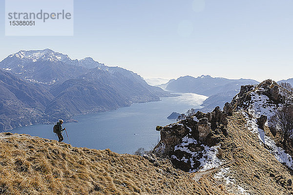 Italien  Como  Lecco  Frau auf einer Wanderung in den Bergen über dem Comer See