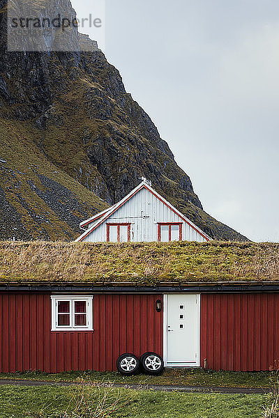 Norwegen  Lofoten  Eggum  Hütte am Berghang