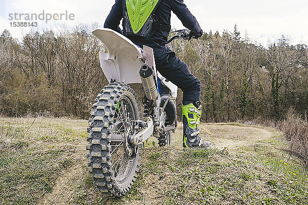 Nahaufnahme eines auf der Rennstrecke stehenden Motocross-Fahrers