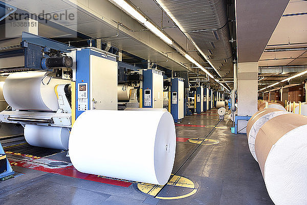 Druckerei: Papierrolle an einer Druckmaschine