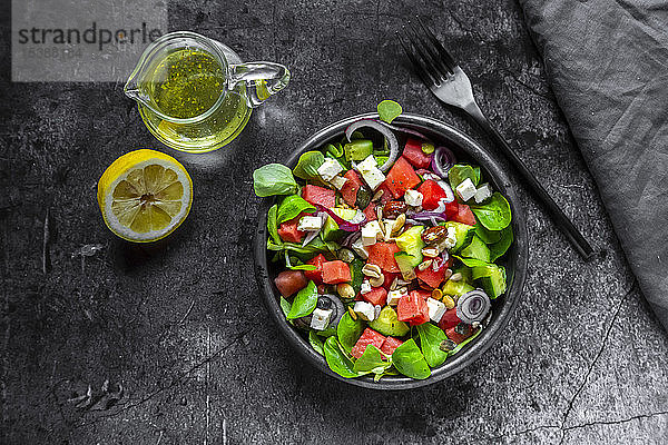Feldsalat mit Wassermelone  Feta  Gurke  roter Zwiebel und Nuss