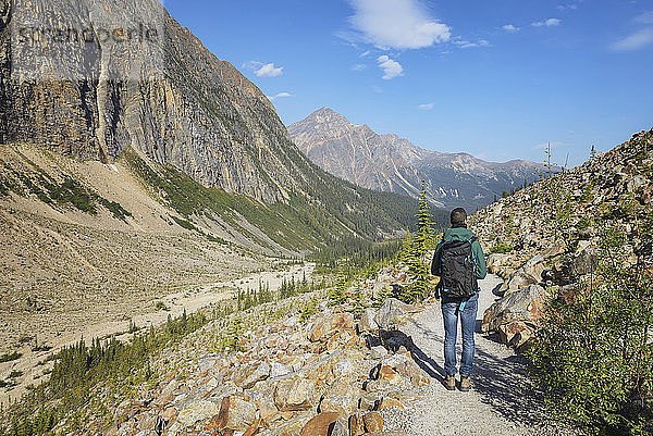 Kanada  Jasper-Nationalpark  Wanderer am Mount Edith Cavell
