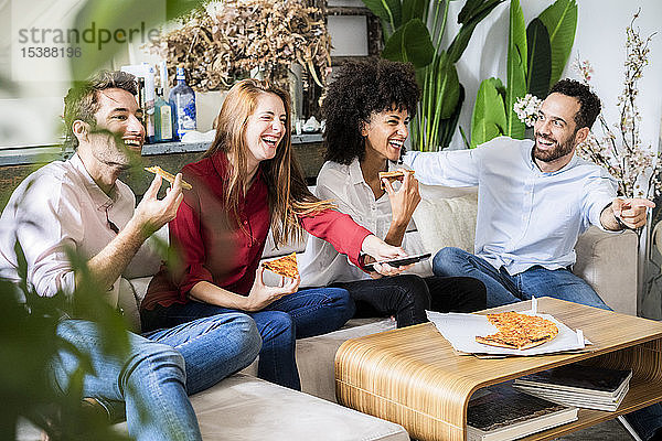 Freunde haben Spaß  essen Pizza  sehen fern