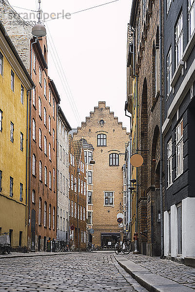 Dänemark  Kopenhagen  Enge Gasse mit Kopfsteinpflaster in der Altstadt