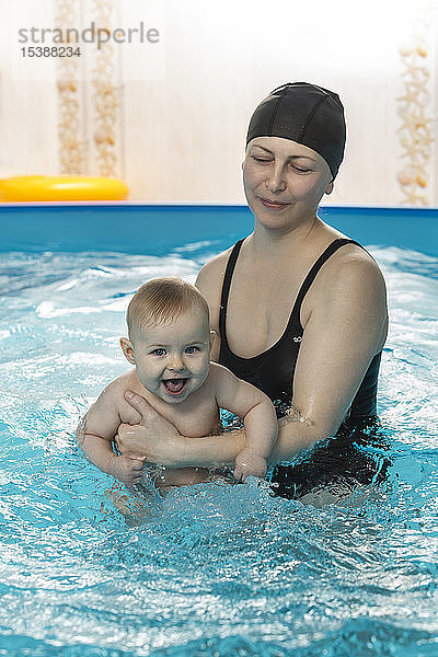 Babyschwimmen  Mutter mit Tochter im Schwimmbad