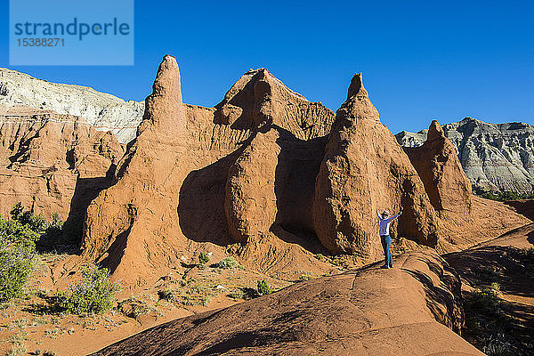 USA  Utah  Frau steht vor roten Sandsteinformationen im Kodakchrome Basin State Park