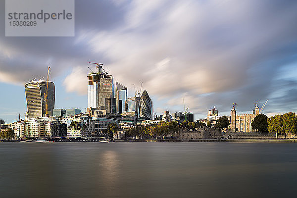 Großbritannien  London  City of London  Themse  Skyline mit modernen Bürogebäuden und Tower of London