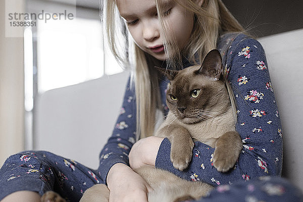 Kleines Mädchen mit Katze im Arm