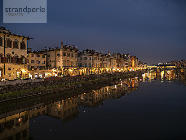 Italien  Toskana  Florenz  Fluss Arno  Blick von Ponte alla Carraia bei Nacht